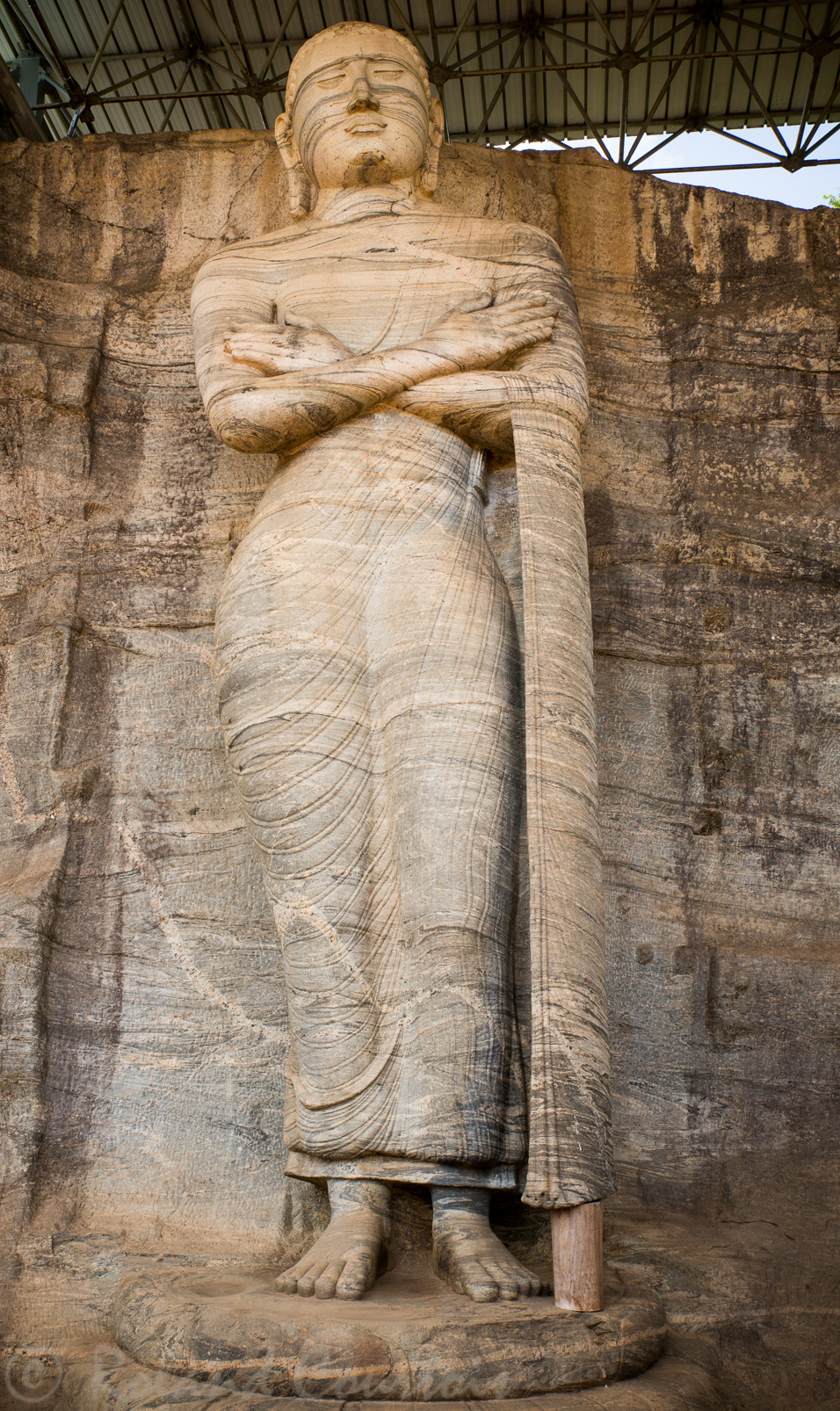 Gal Vihara. Le Bouddha debout, fait 7 m. de haut.