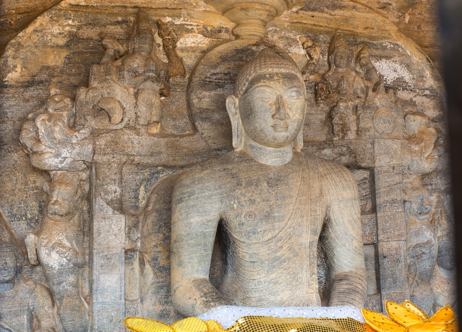 Gal Vihara. Bouddha  Vidyhadhara Guha entouré à gauche de Vishnu et à droite de Brahma.