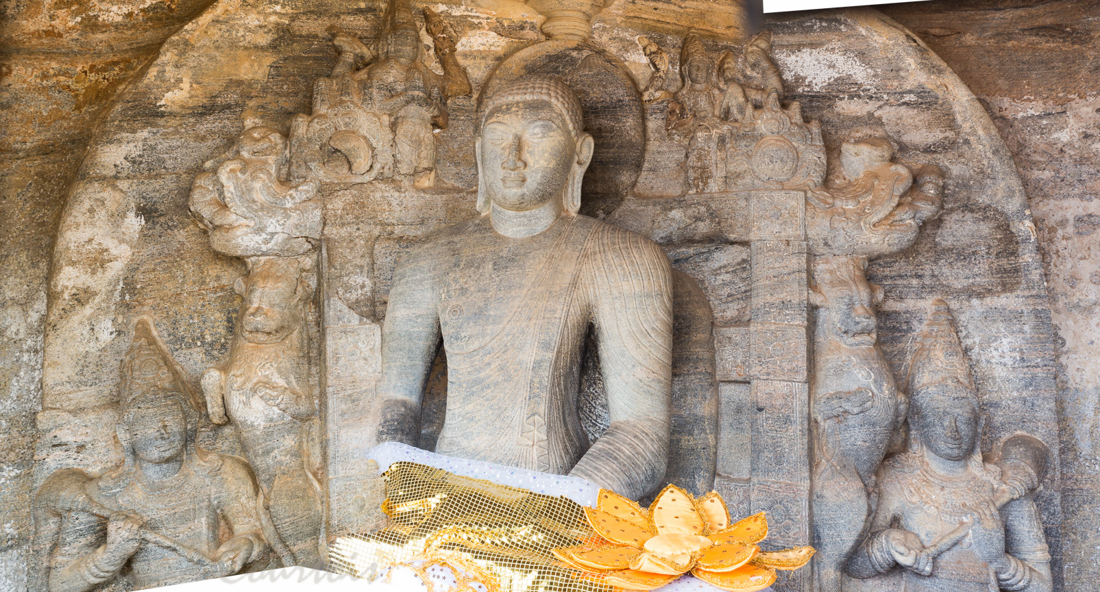 Gal Vihara. Bouddha  Vidyhadhara Guha entouré à gauche de Vishnu et à droite de Brahma.