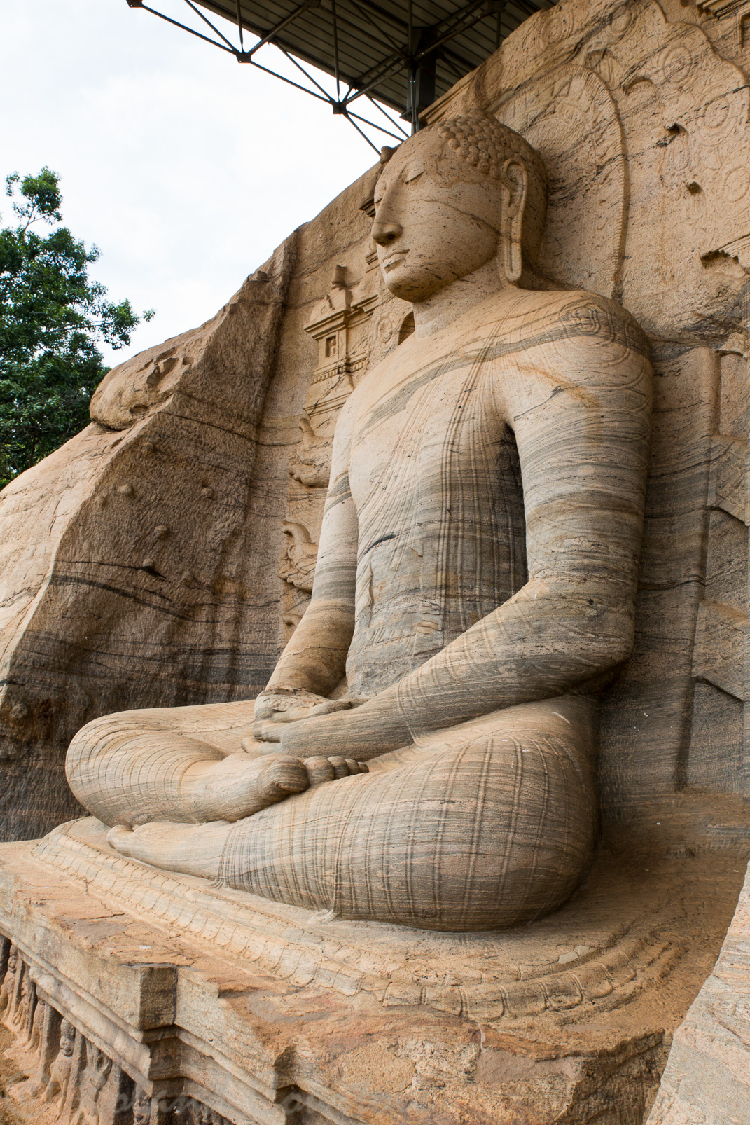 Gal Vihara. Bouddha Samadhi, haut de 4,6 m. Il représente le mudra dhyna, geste de méditation.