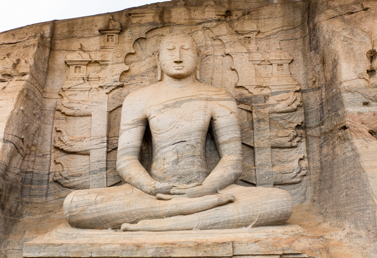 Gal Vihara. Bouddha Samadhi, haut de 4,6 m. Il représente le mudra dhyna, geste de méditation.