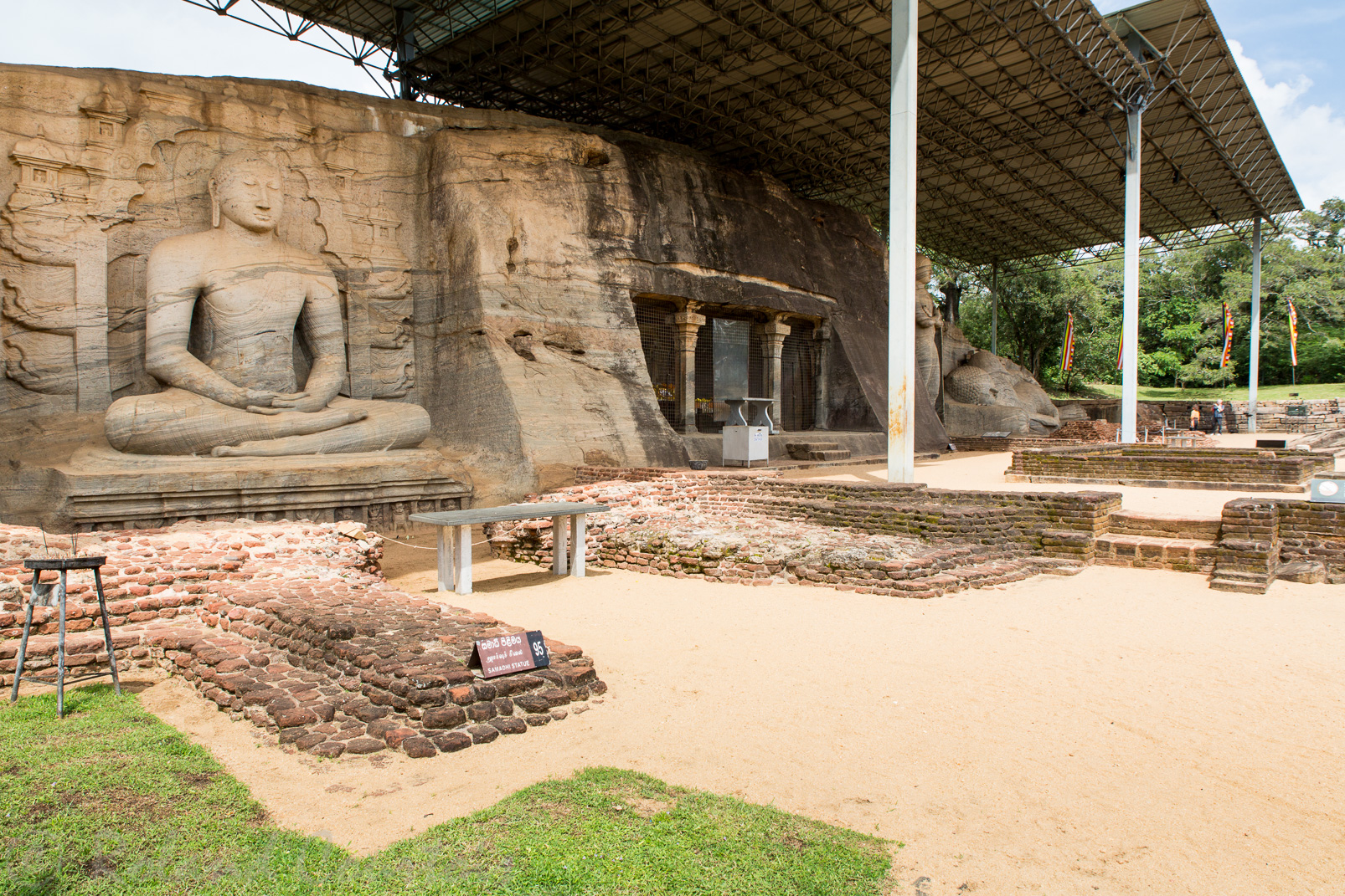 Gal Vihara. Vue sur les 4 Bouddha datant du Xiième siècle.
