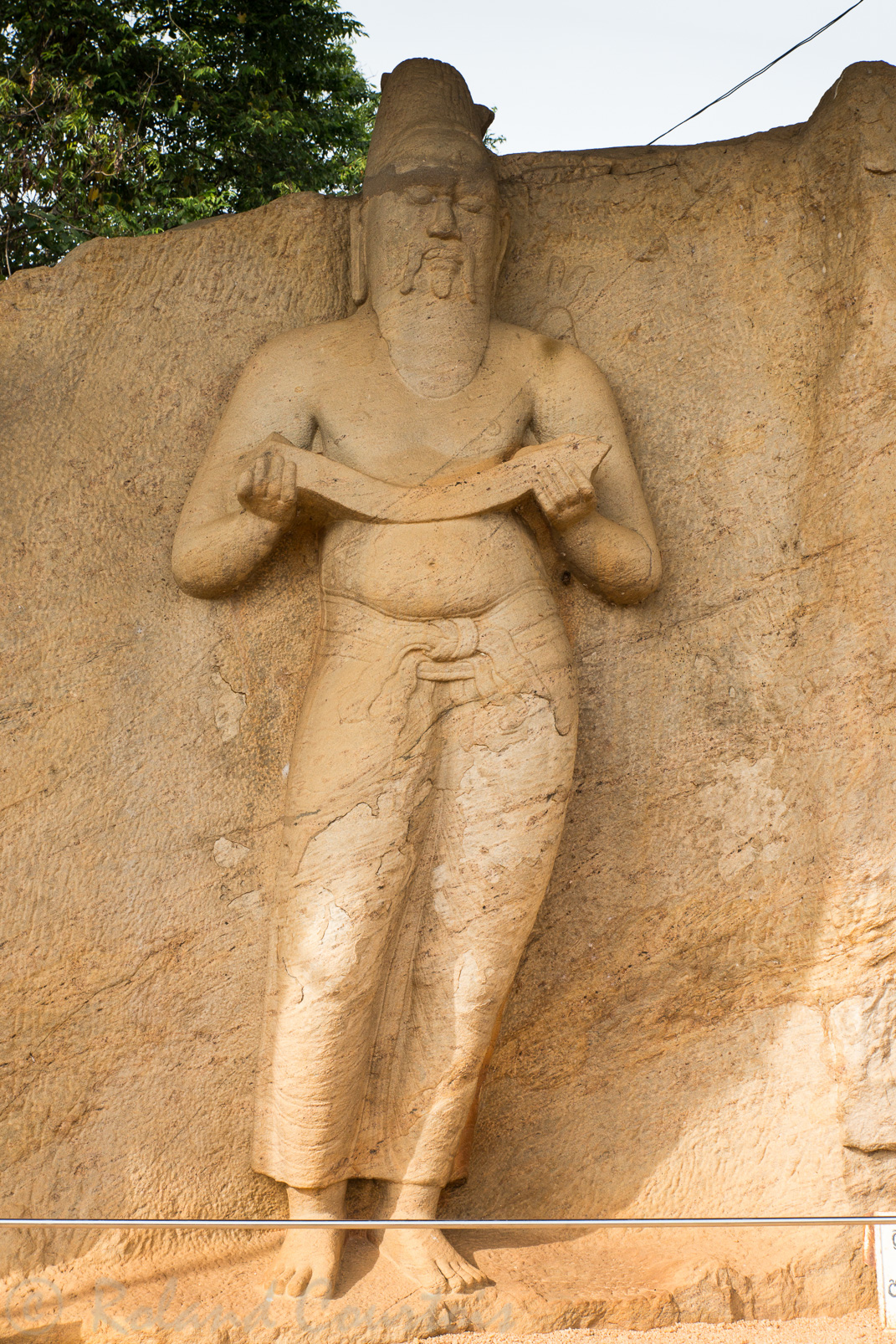 Parakramabahu Ier, 4 m. de haut représente le roi portant un joug symbole de sa souveraineté.