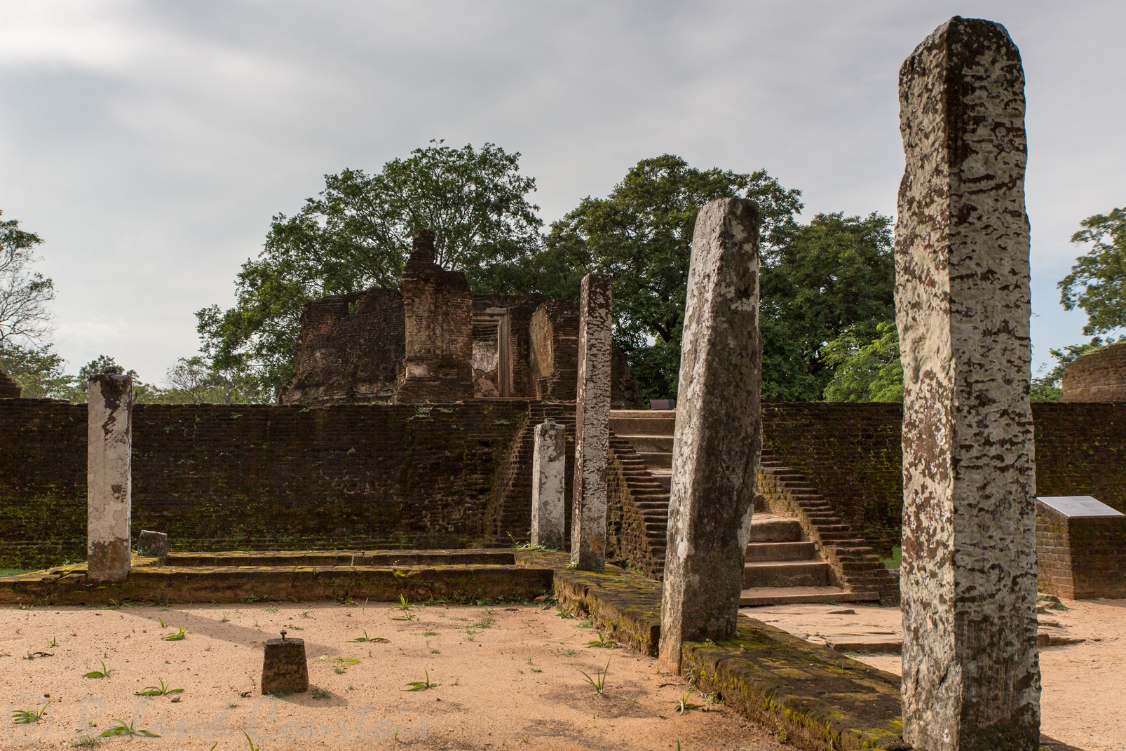 Potgul Vihara, édifice en forme de stupa qui a servi d'entrepot des livres sacrées.