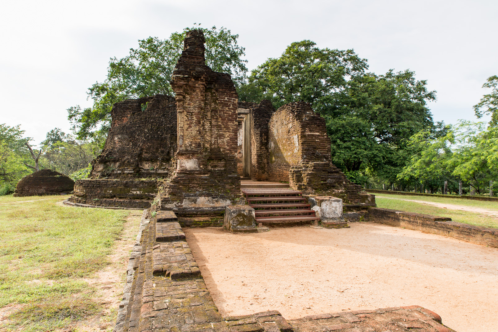 Potgul Vihara, édifice en forme de stupa qui a servi d'entrepot des livres sacrées.