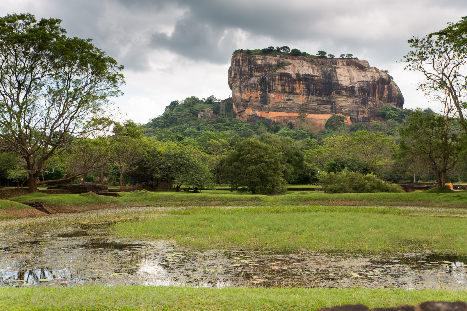Sigiriya, la « ville du Lion », est une forteresse de légende située sur un piton, dominant de beaux jardins.