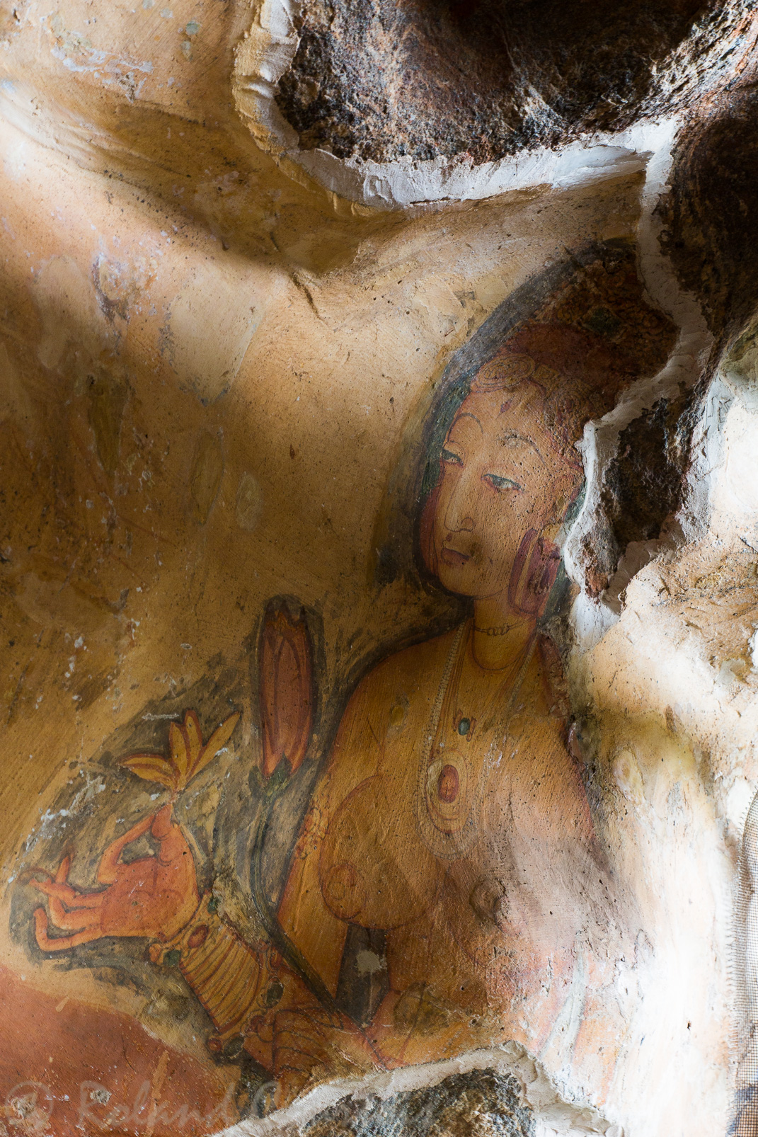 Sigiriya. Fresque des Demoiselles qui étalent leurs charmes dans une dépression de la roche. Elles sont identifiées comme des princesses ou des apsaras, des nymphes et des compagnes de plaisir des Dieux.