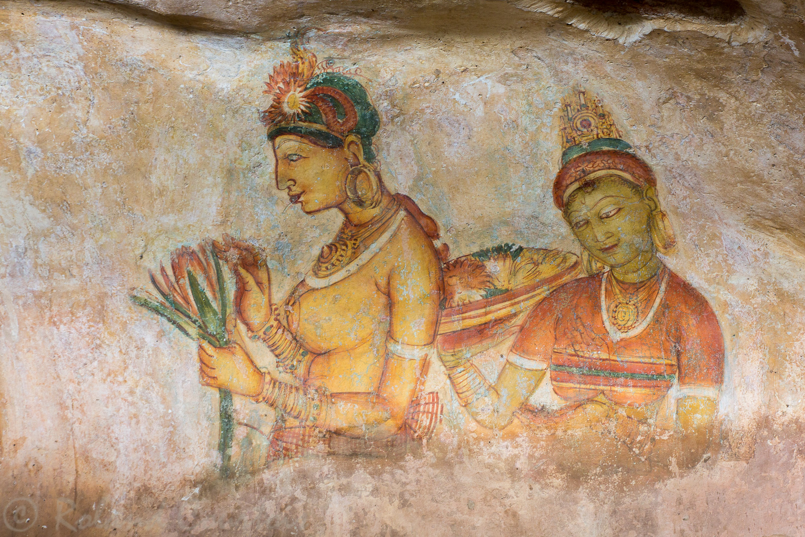 Sigiriya. Fresque des Demoiselles qui étalent leurs charmes dans une dépression de la roche. Elles sont identifiées comme des princesses ou des apsaras, des nymphes et des compagnes de plaisir des Dieux.