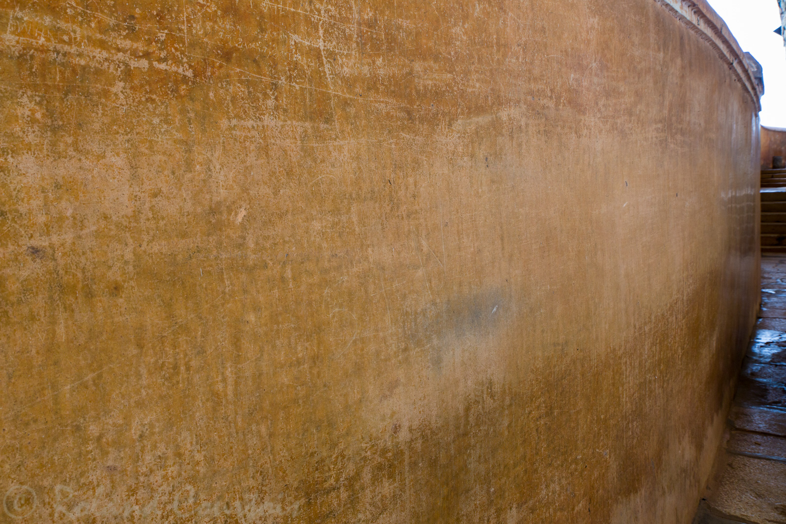 Site de Sigiriya. Passage au Miroir. Mur de protection du passage vers le sommet du rocher; il est peint et poli comme un miroir.