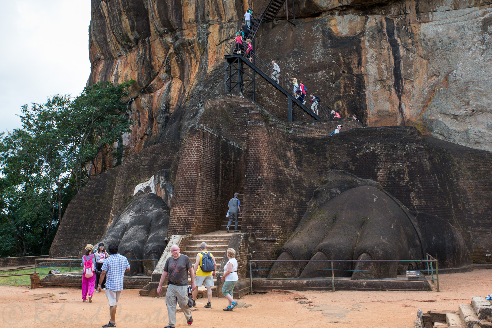 Sigiriya. Entrée vers la "Ville du Lion", la citadelle. Deux énormes pattes de lion encadrent le pied du dernier escalier qui mène au sommet du rocher.