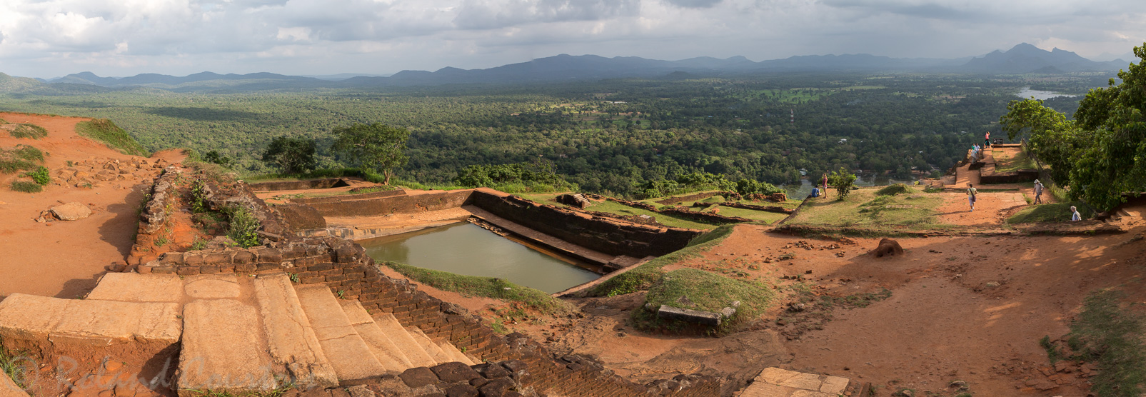 Au sommet du rocher de Sigiriya, on peut admirer les vestiges d’un immense palais où régna pendant dix-huit ans le roi Kassyapa à la fin du 5ème siècle.