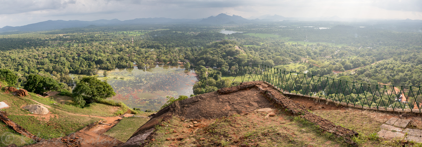 Site de Sigiriya. Panorama sur le paysage entourant la citadelle.