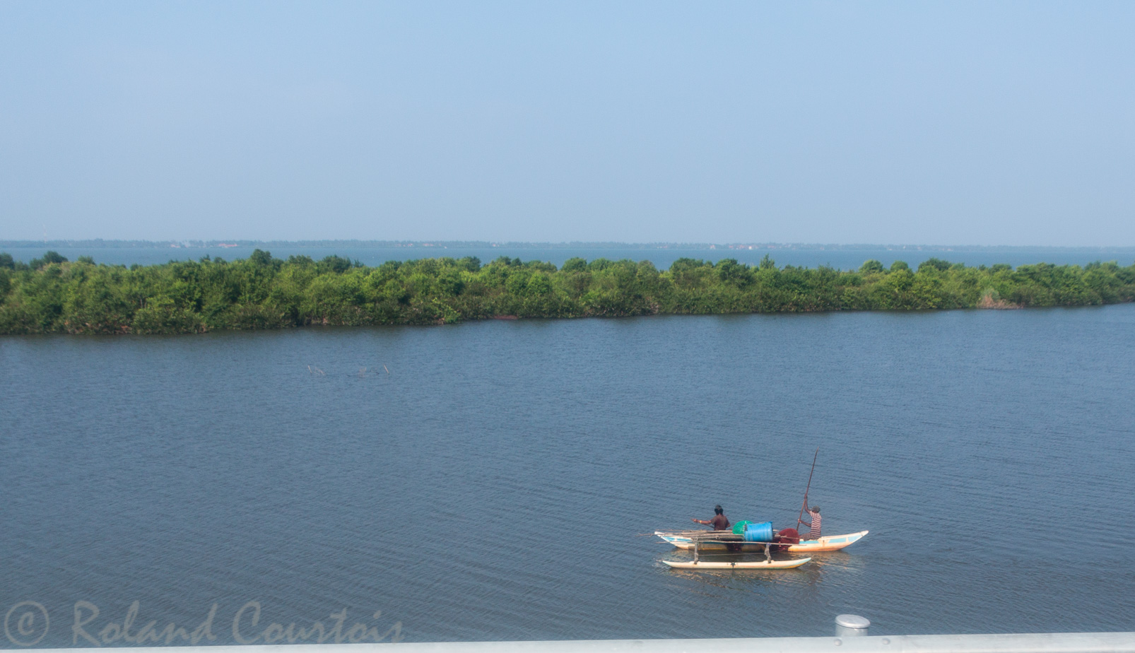 Le long de la côte au nord de Colombo. Plusieurs canaux se jettent dans l'océan Indien.