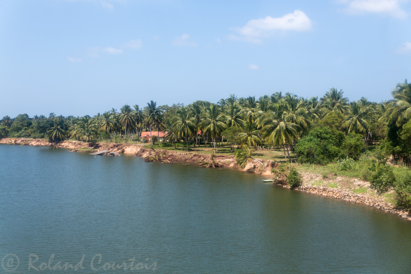 Le long de la côte au nord de Colombo. Plusieurs canaux se jettent dans l'océan Indien.