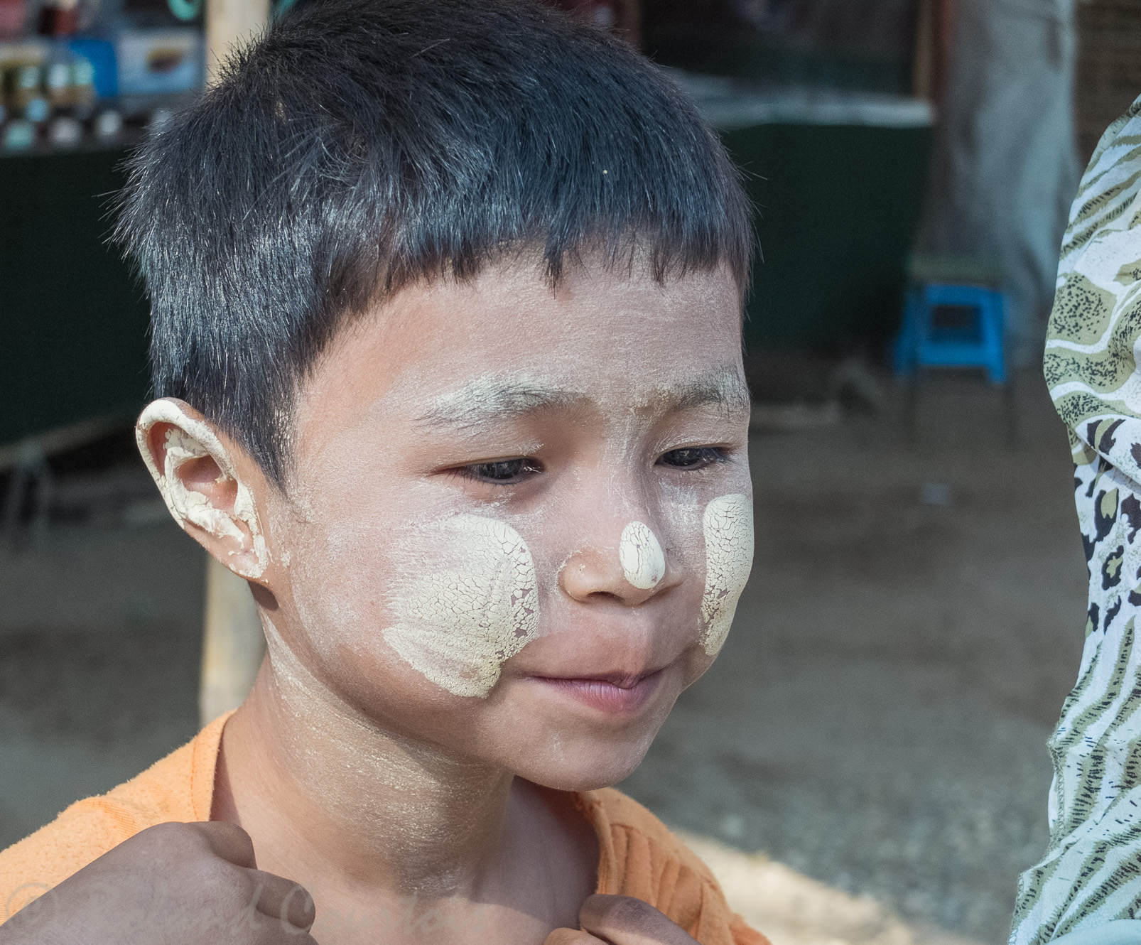 Enfant maquillé au thanaka pour se protéger du soleil.