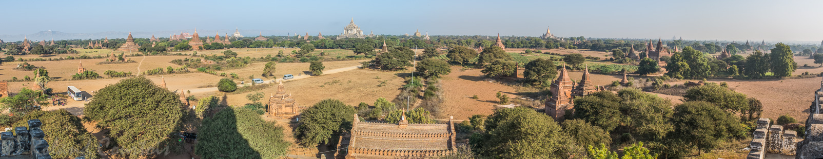Panorama de Bagan. Elle fut au XIe siècle la plus grande métropole bouddhique du monde. Seuls les bâtiments construits en briques sont bien conservés.