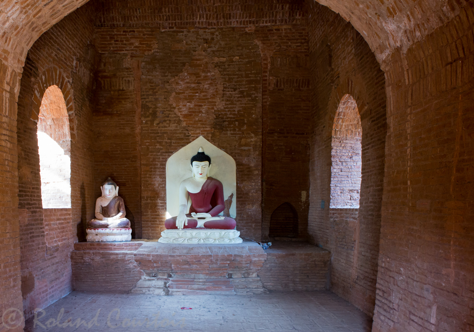 Dans l'une des galeries du bas un Bouddha réçent.