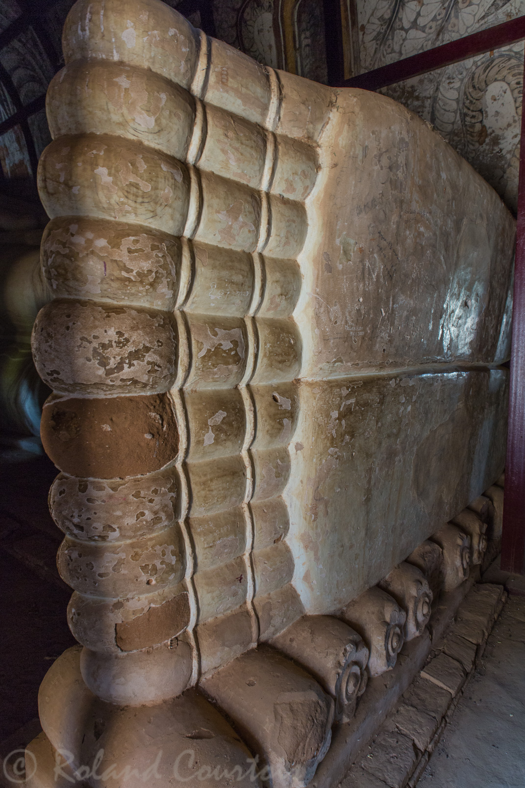 Les pieds du Bouddha couché du temple Shinbinthalyaung.