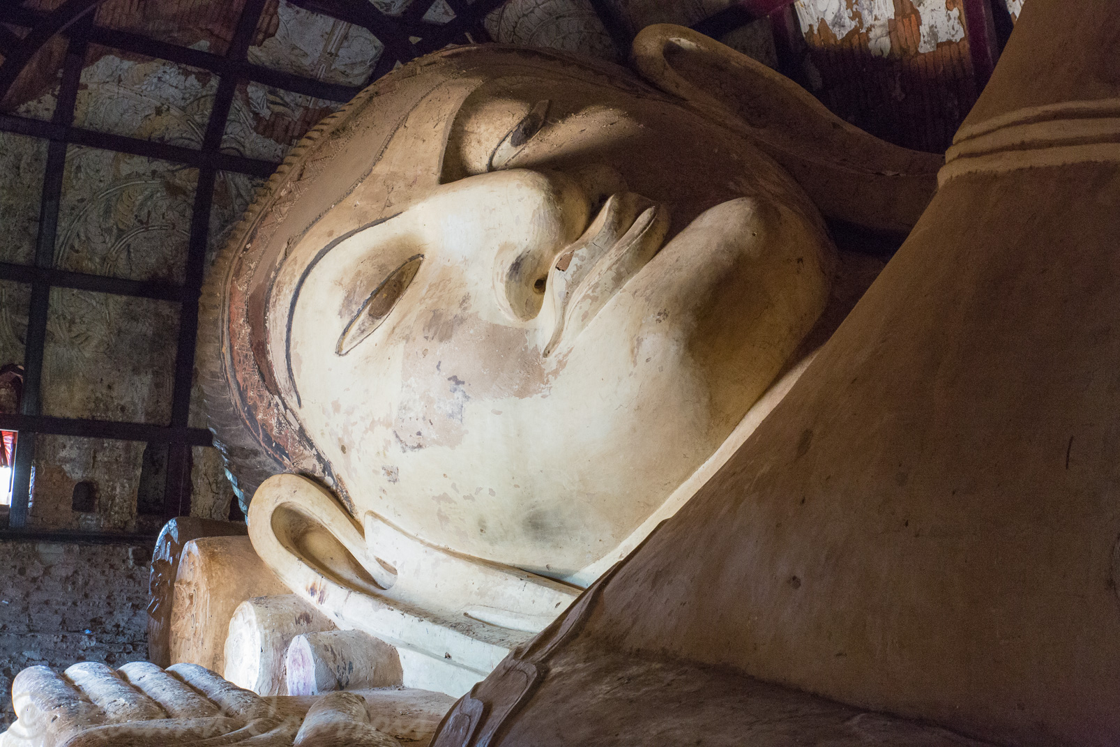 La tête du Bouddha couché du temple Shinbinthalyaung.