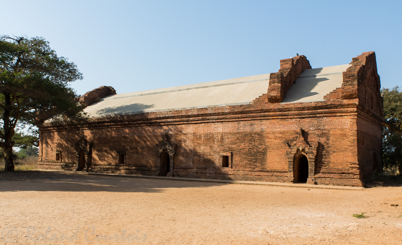 Temple Shinbinthalyaung juste à côté de la pagode Shwehsandaw il abrite un Bouddha couché de 18 mètres.