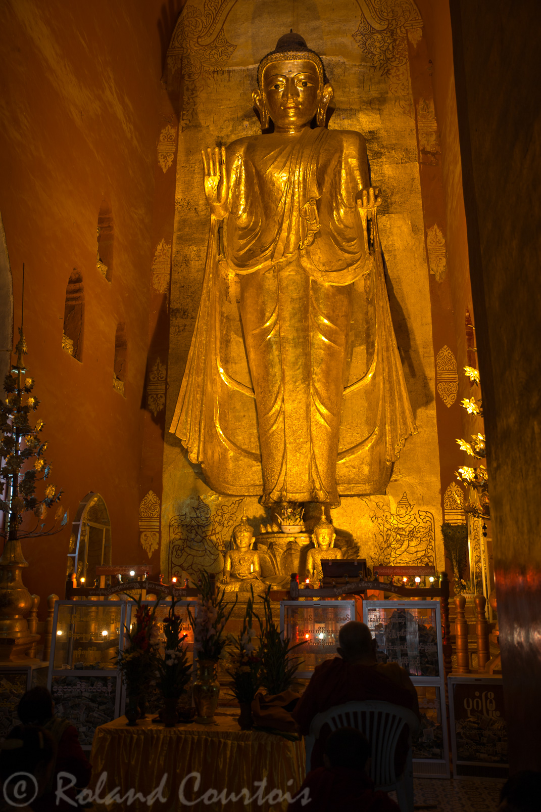 Dans ce temple, il y a 4 Bouddhas majestueux debout, tournés vers les quatre points cardinaux. Celui-ci est tourné vers l'ouest avec à ses pieds deux statuettes représentant le roi Kyan-Zittha et le moine Shin Arahan.