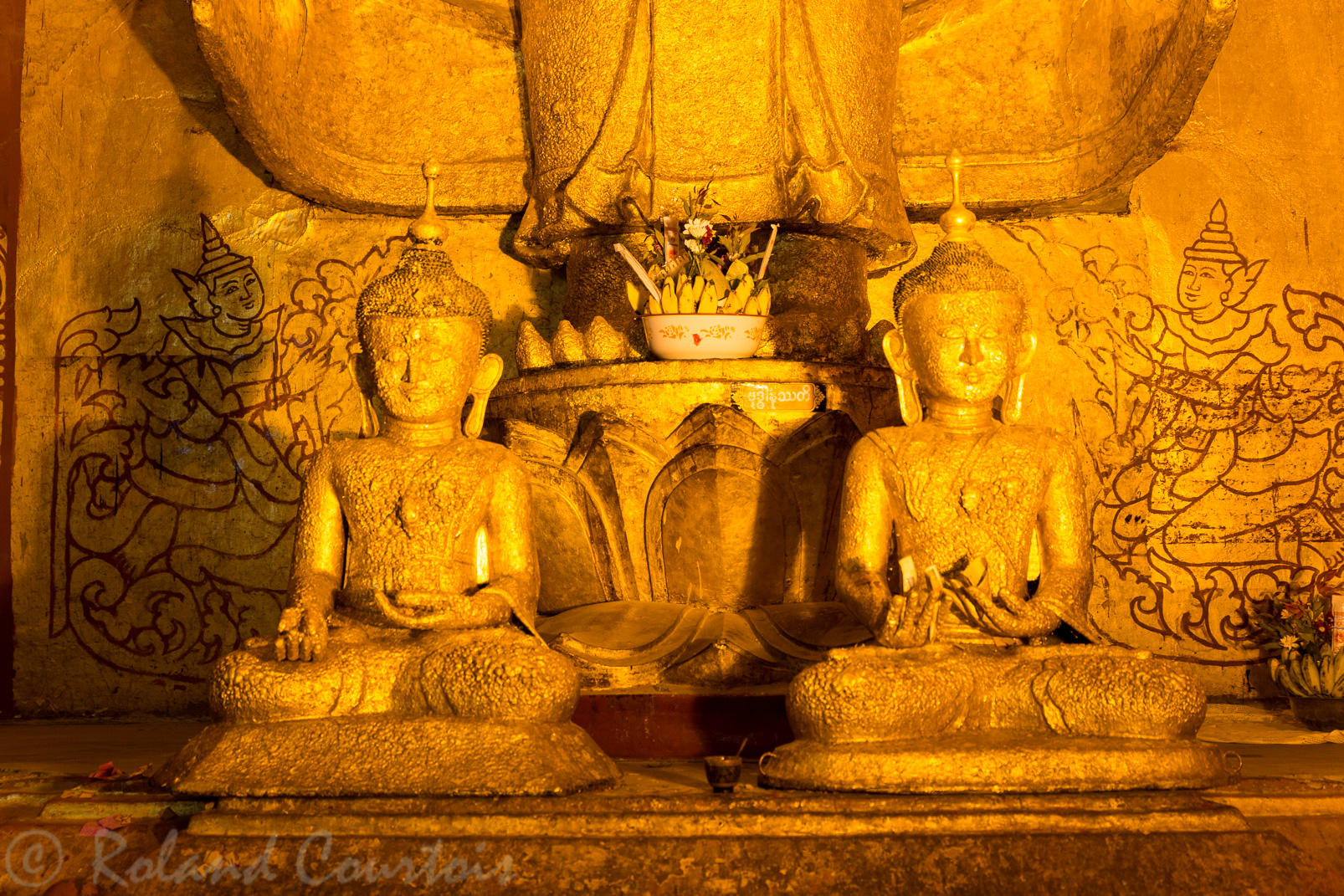 Dans ce temple il y a 4 Bouddhas majestueux debout, tournés vers les quatre points cardinaux. Celui-ci est tourné vers l'ouest avec à ses pieds deux statuettes représentant le roi Kyan-Zittha et le moine Shin Arahan.