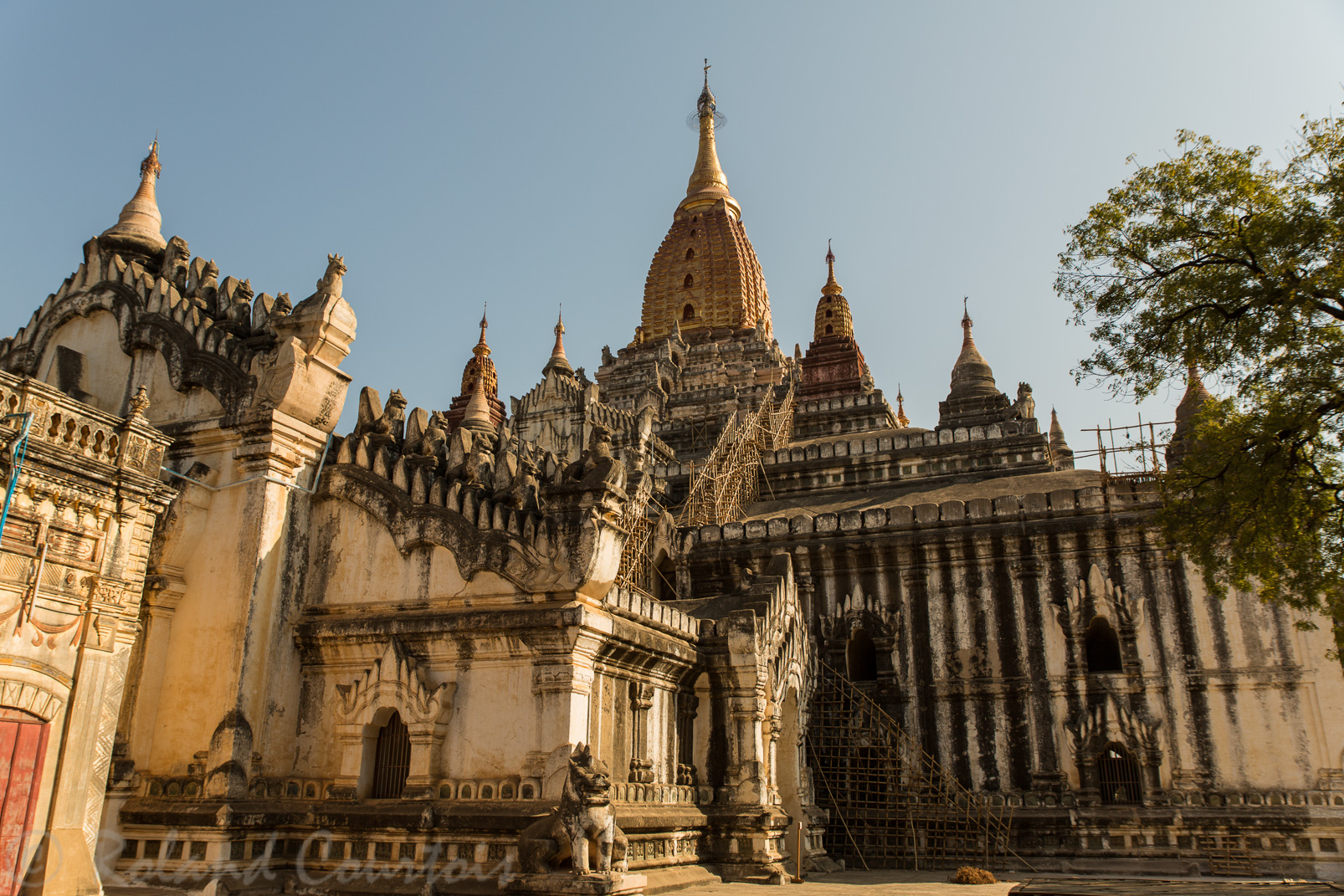 Le temple Ananda avec son stupa et à la base une rangée de panneaux de terre cuite vernissées représentant des animaux et des démons de l'armée de Mara.