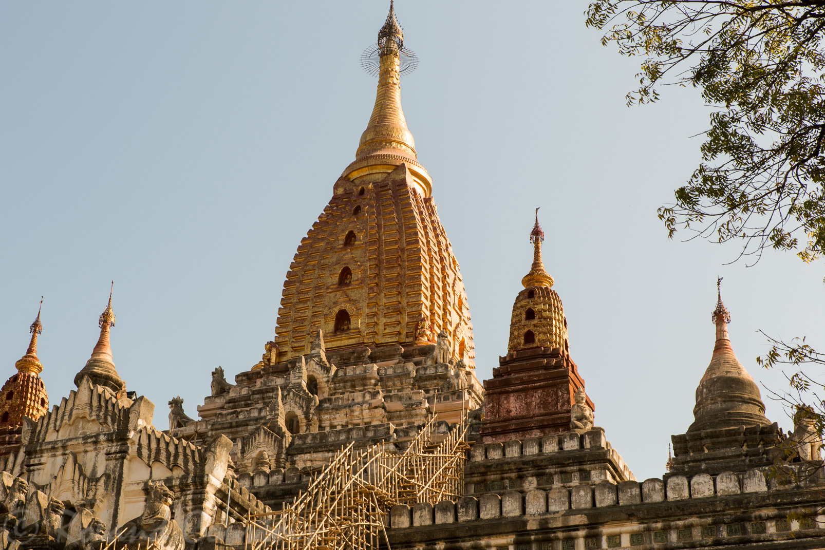 Le temple Ananda surmonté de son stupa.