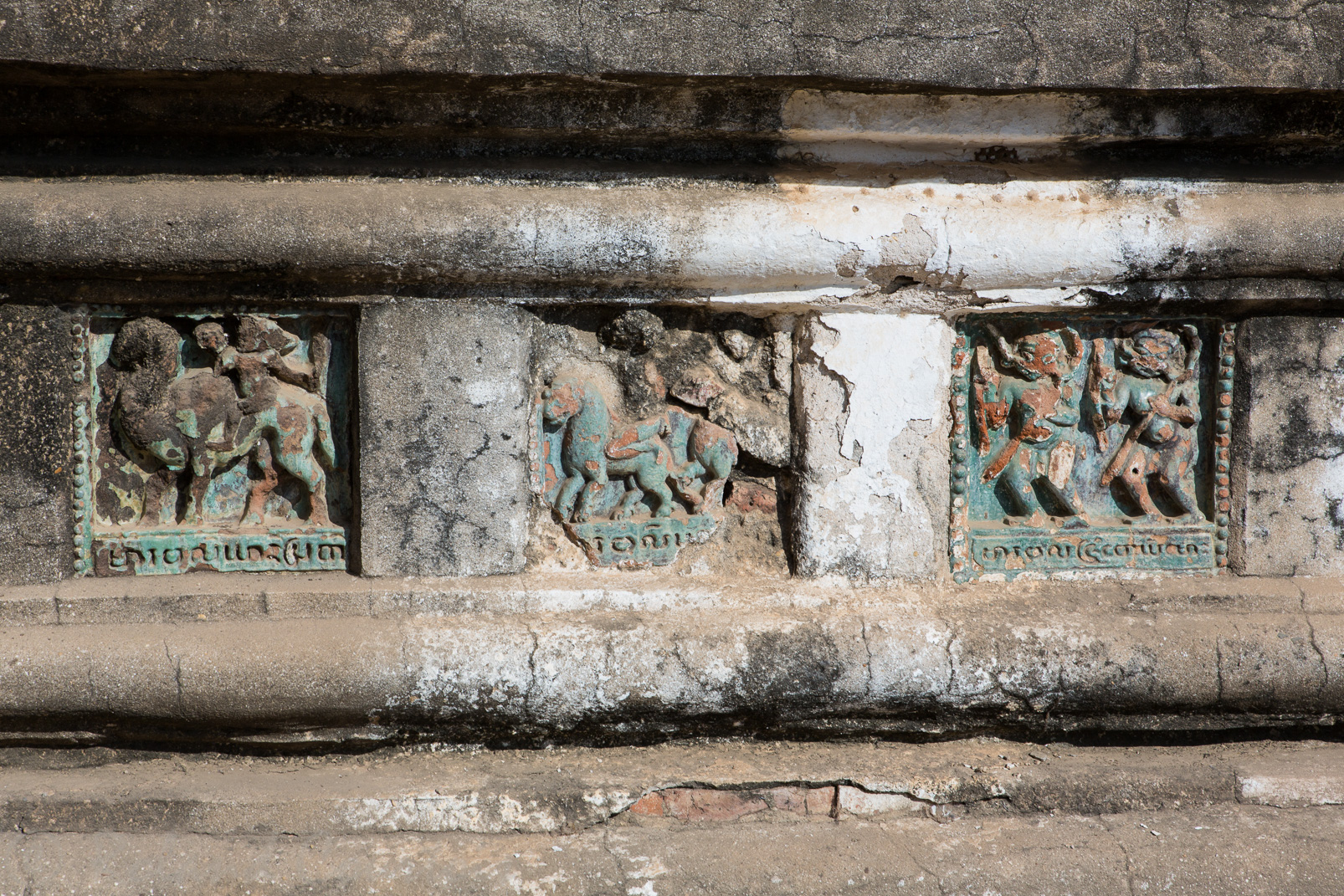 A la base du temple Ananda une rangée de panneaux de terre cuite vernissée représentant des animaux et des démons de l'armée de Mara.