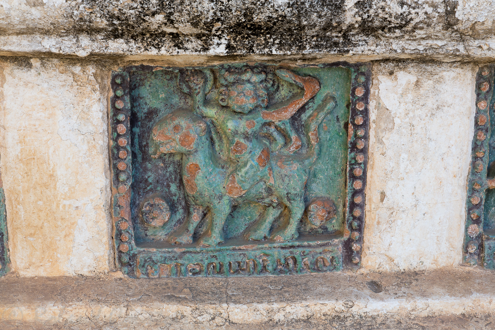 A la base du temple Ananda,  des panneaux de terre cuite vernissée.