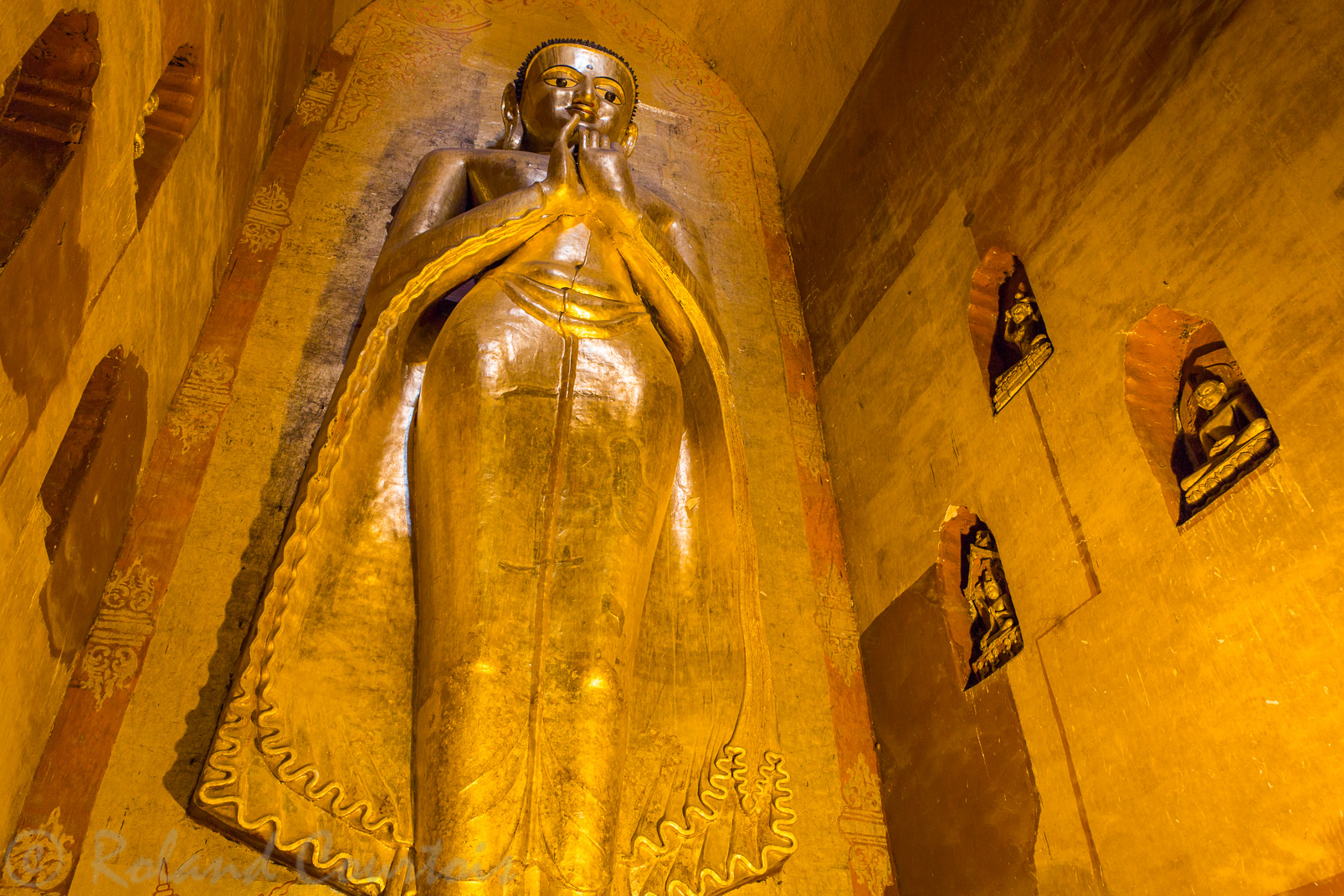 Bouddha tourné vers l'Est. Sans doute l'un des deux restaurés au 18ème siècle.