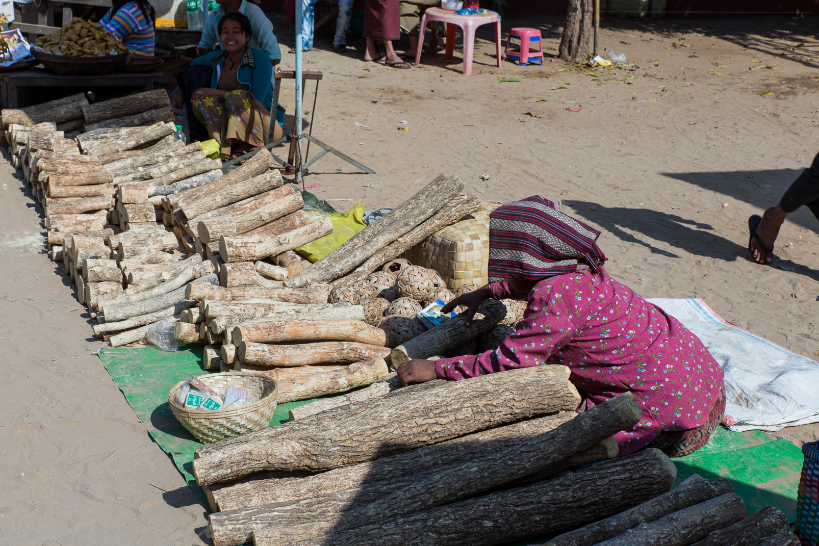 Vente de bois de thanaka permettant d'obtenir la pâte utilisée par les Birmans pour se protéger du soleil.