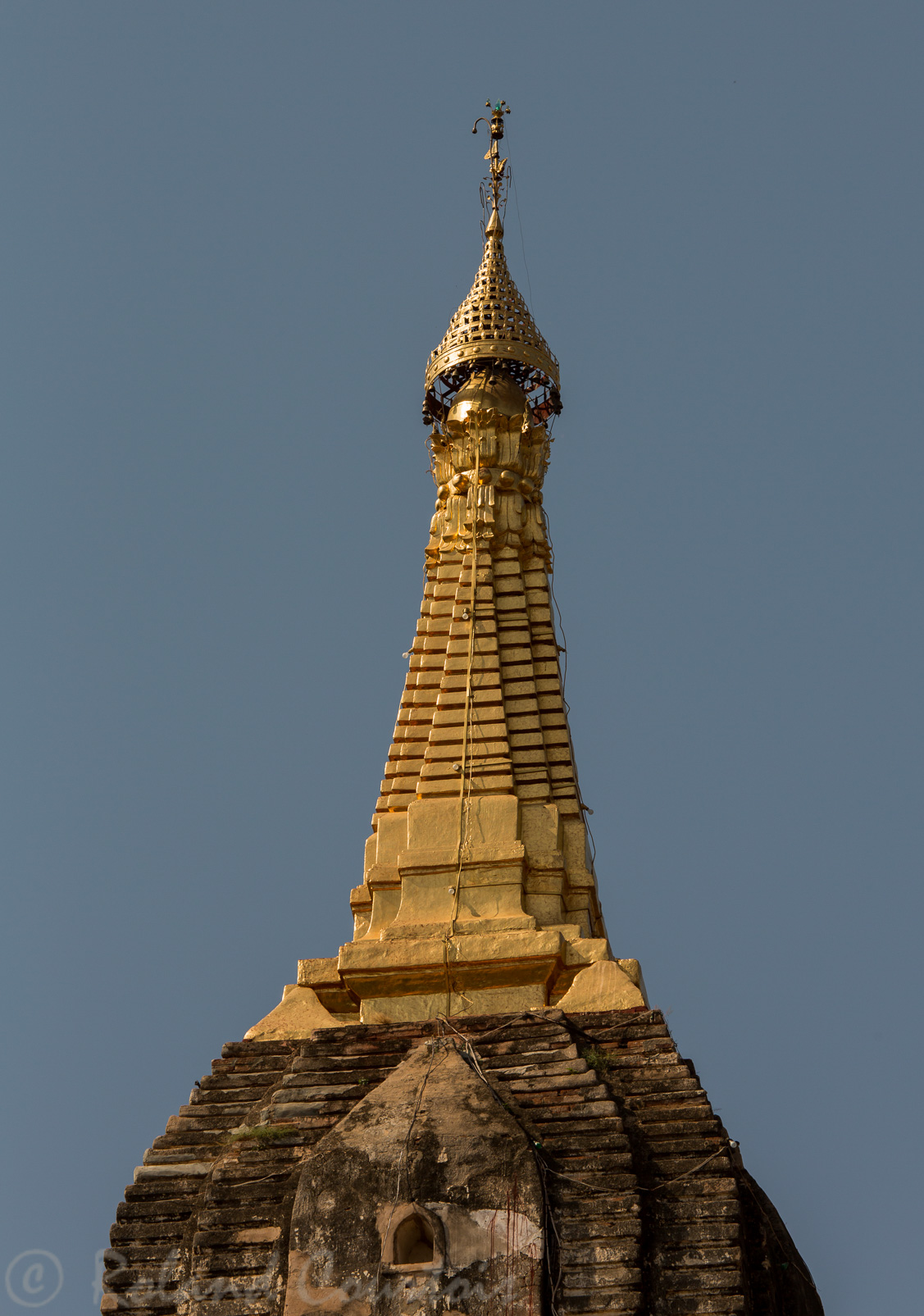 Temple Thatbyinnyu,  L'ombrelle atteint 67 m et se termine par une pièrre précieuse.