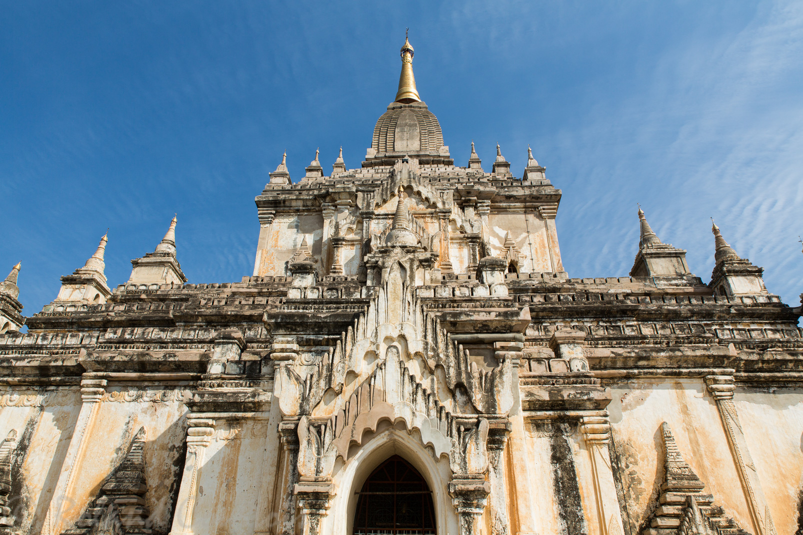 Temple Gawdaw-Palin l'un des plus grands du site de Bagan, 65 m. Détail de la façade. Qualifié de temple romantique.
