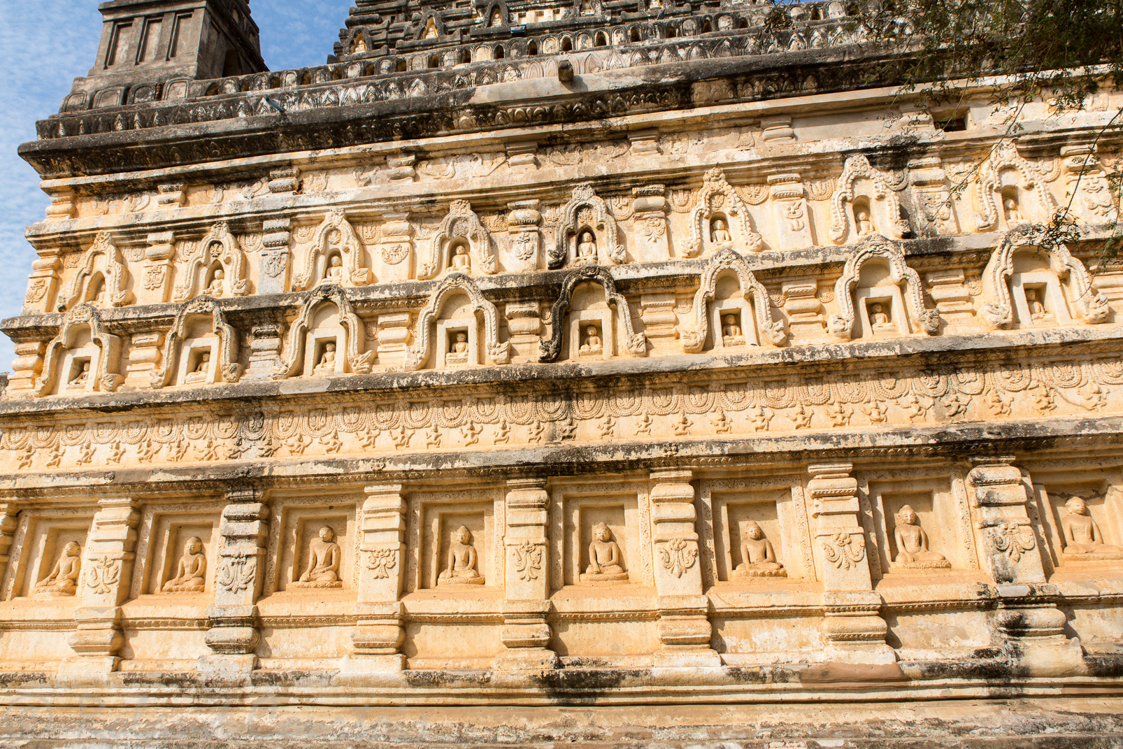 Temple Mahabodhi. Caractéristique de cette architecture, les nombreuses niches protégeant une statue de Bouddha.