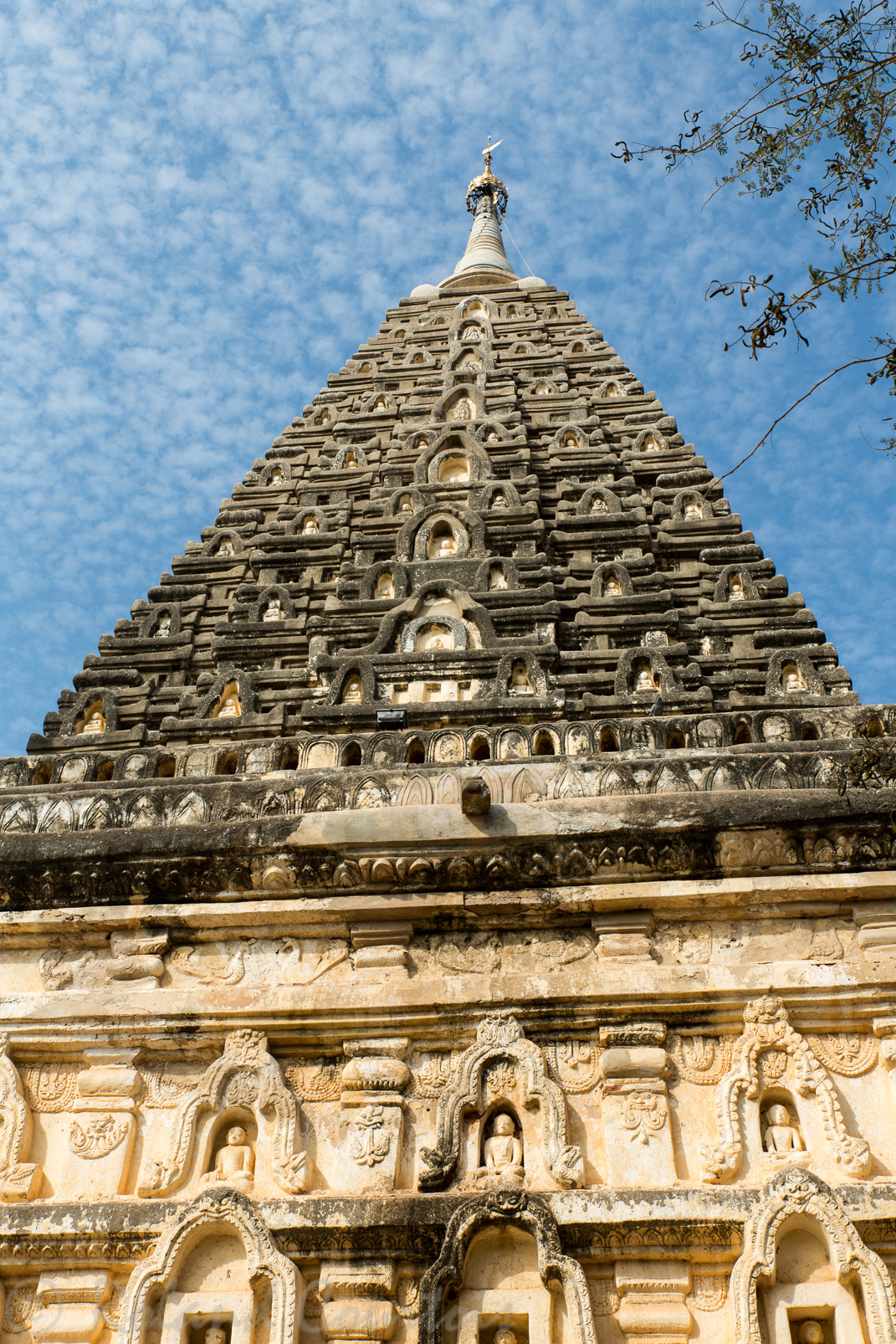 Temple Mahabodhi. copie du temple Mahabodhi de Bodhgaya en Inde. Caractéristique de cette architecture, les nombreuses niches protégeant une statue de Bouddha.