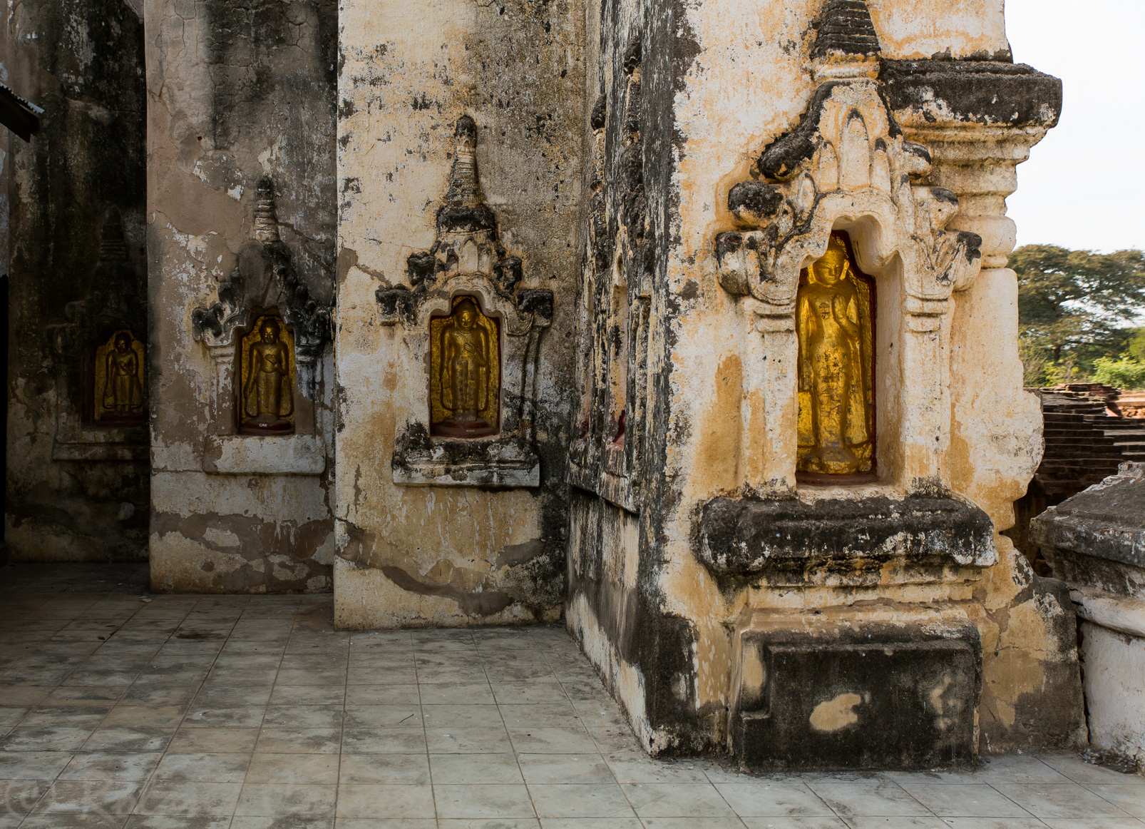 Temple Mahabodhi. Caractéristique de cette architecture, les nombreuses niches protégeant une statue de Bouddha. Certaines sont recouvertes d'or.