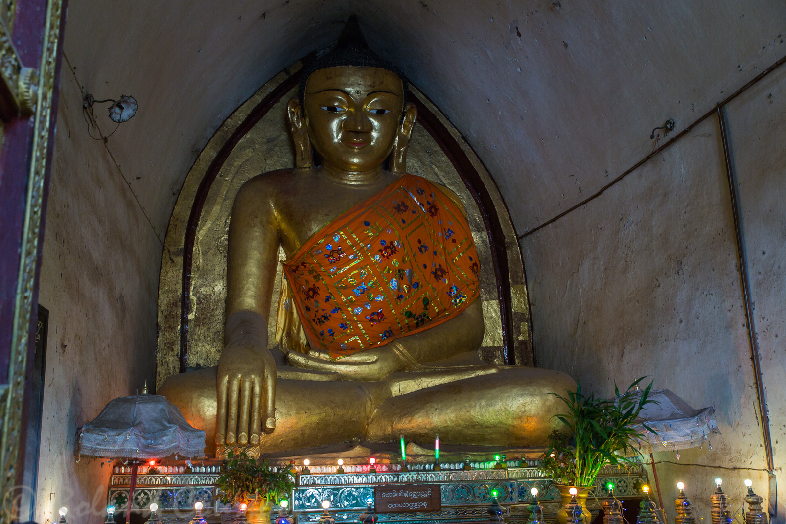 Grand Bouddha assis à l'intérieur du Temple Mahabodhi.