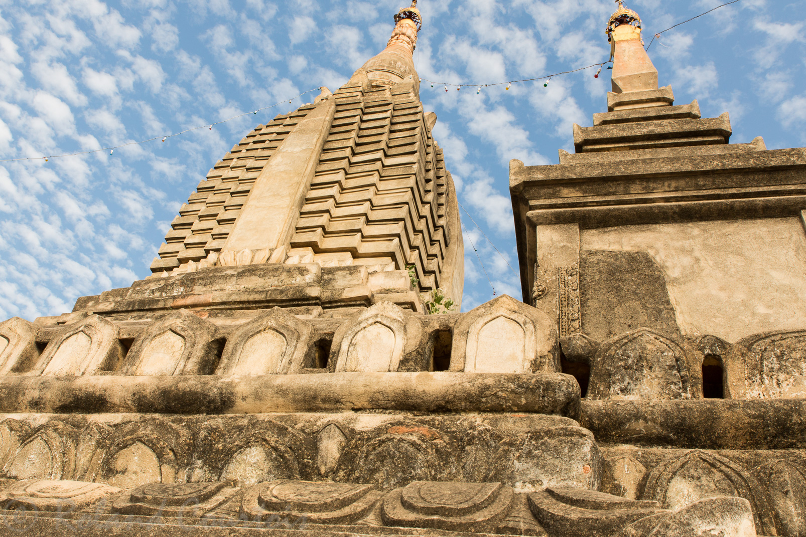 Le temple Shwegugyi. Les ouvertures du déambulatoire et de l’entrée laissent passer la lumière et l’air.