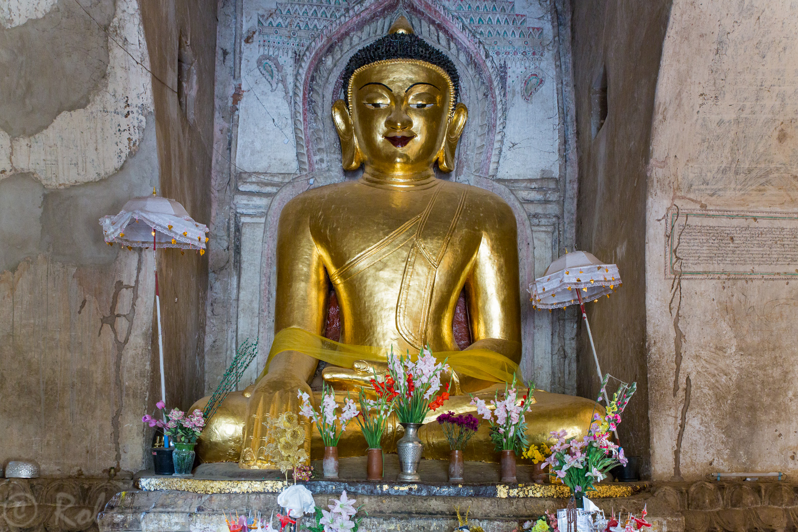 Comme dans la plupart des temples, un Bouddha prend place à chaque point cardinal. Comme ici dans le temple Shwegugyi.