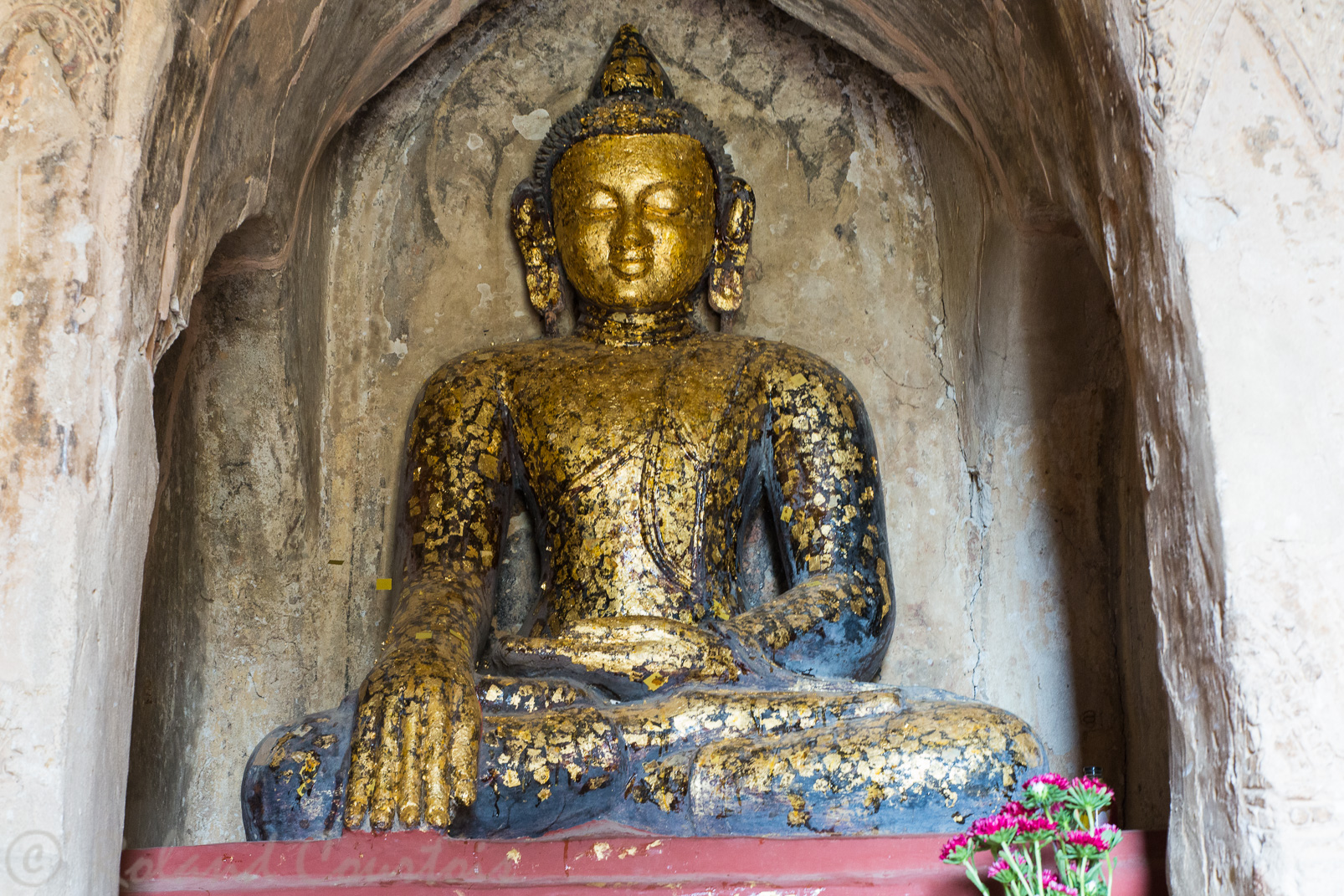 Comme dans la plupart des temples, un Bouddha prend place à chaque point cardinal. Comme ici dans le temple Shwegugyi.