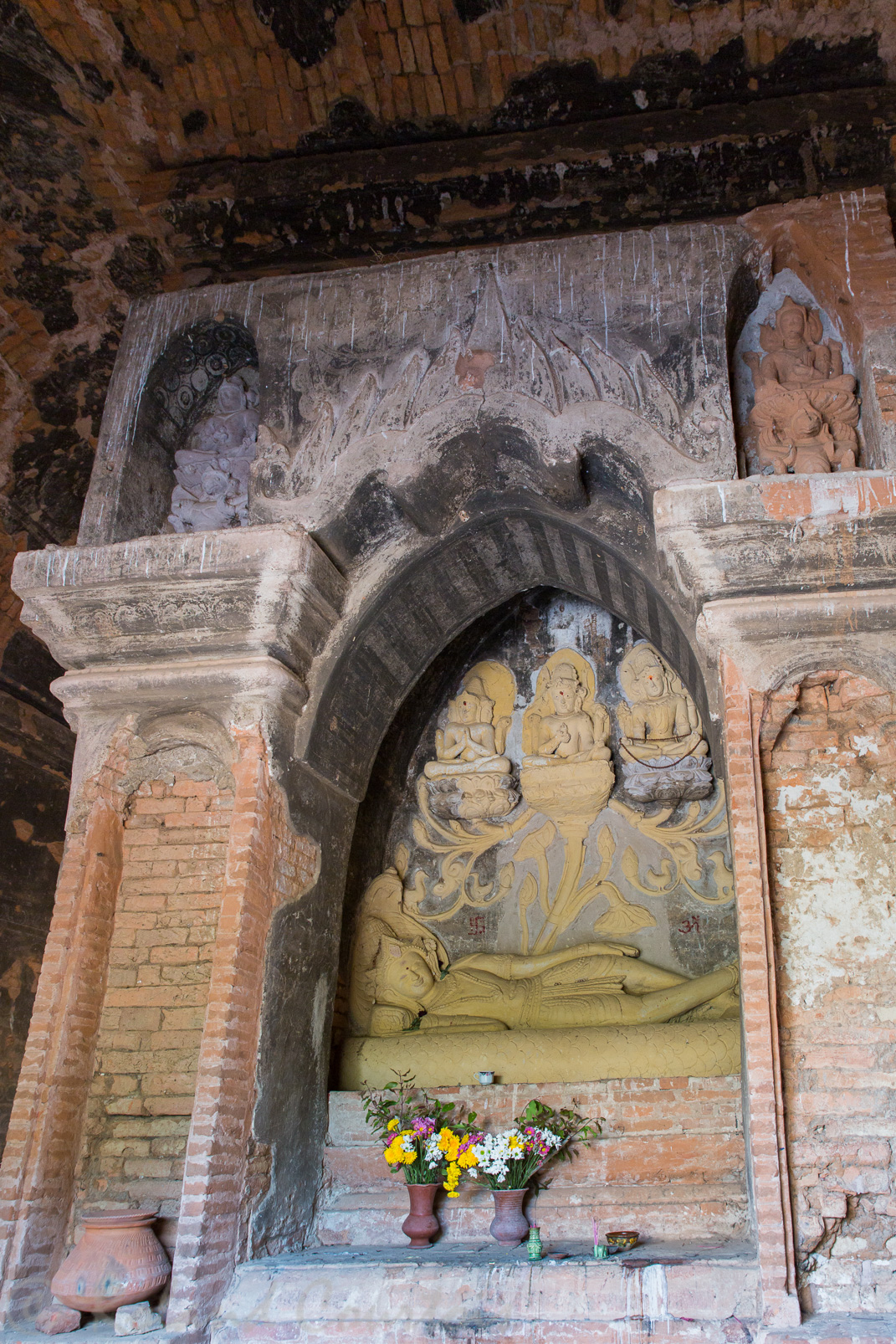 Le temple Nat Hlaung Kyaung « sanctuaire abritant les esprits » est un temple consacré à Vishnou. Il se trouve à l'Ouest du Thatbyinnyu, et constitue le dernier temple hindouiste du site.