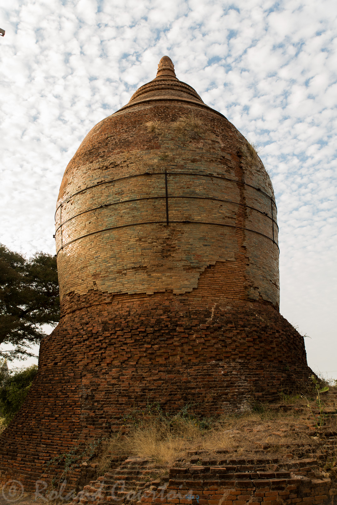 La pagode Ngakywenadaung haute de 13 mètres, est tout-à-fait cylindrique et est encore partiellement couverte de carreaux.