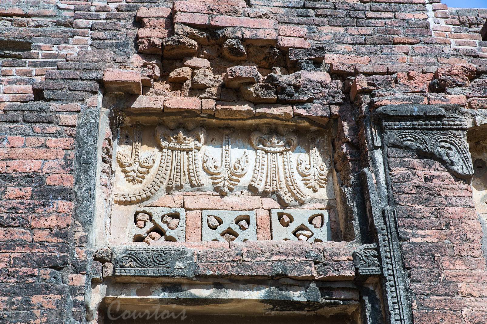 Le temple Myin Kaba Gubyiaukigyi dont le nom signifie « grande grotte aux couleurs chatoyantes » connu pour ses superbes ornements en stucs et ses magnifiques peintures.