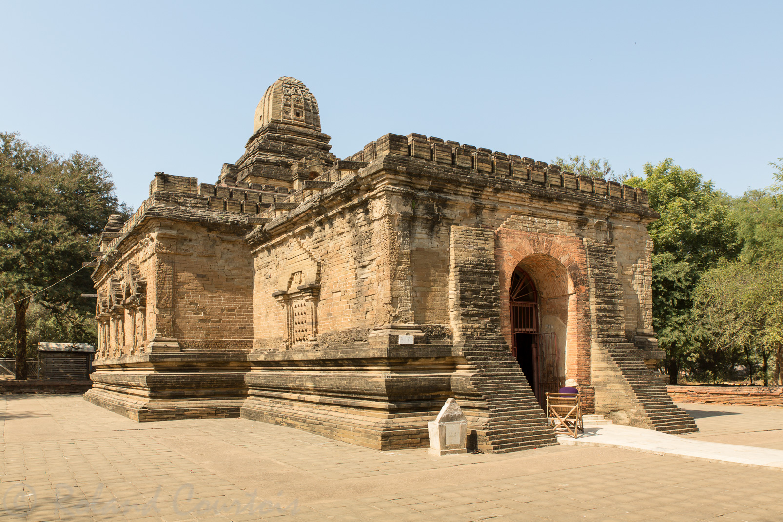 La pagode Nanpaya est surmontée d’un des plus beau shikara de Bagan. La voûte centrale est soutenue par quatre piliers portant des images de Brahma.