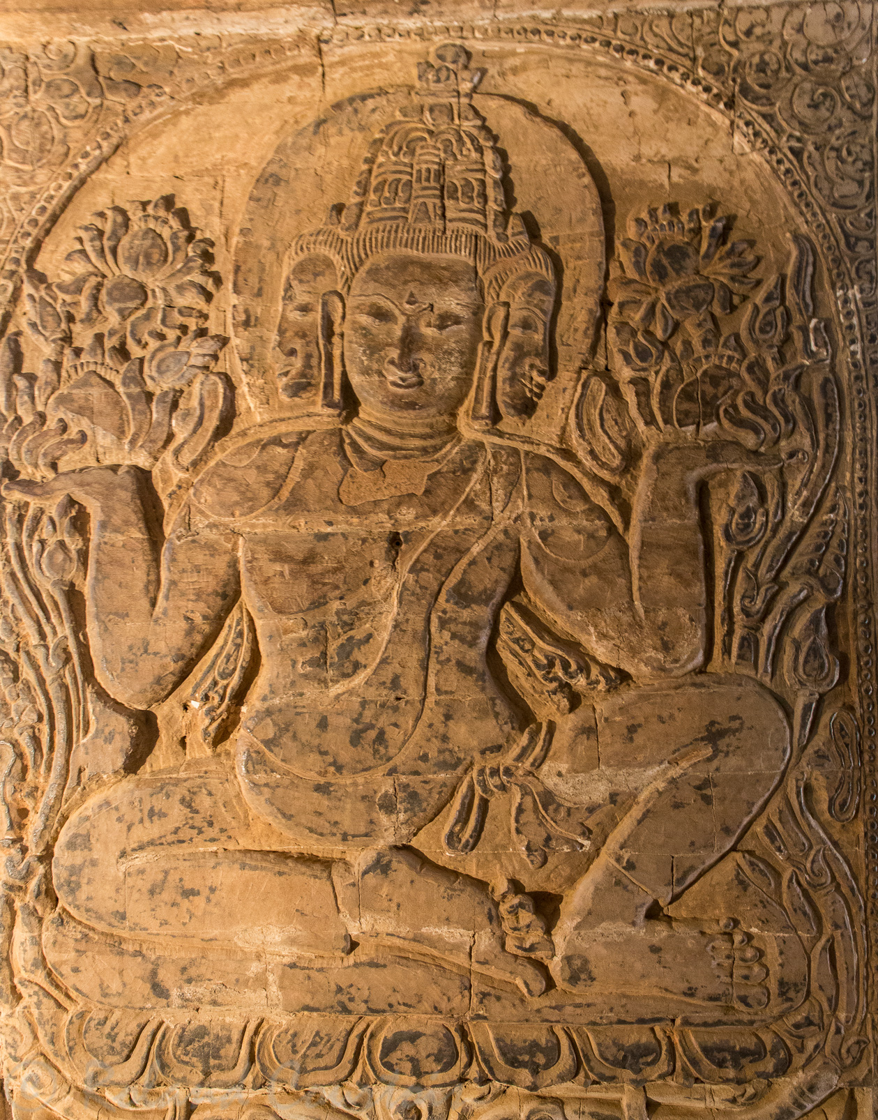 La pagode Nanpaya  La voûte centrale est soutenue par quatre piliers portant des images de Brahma.