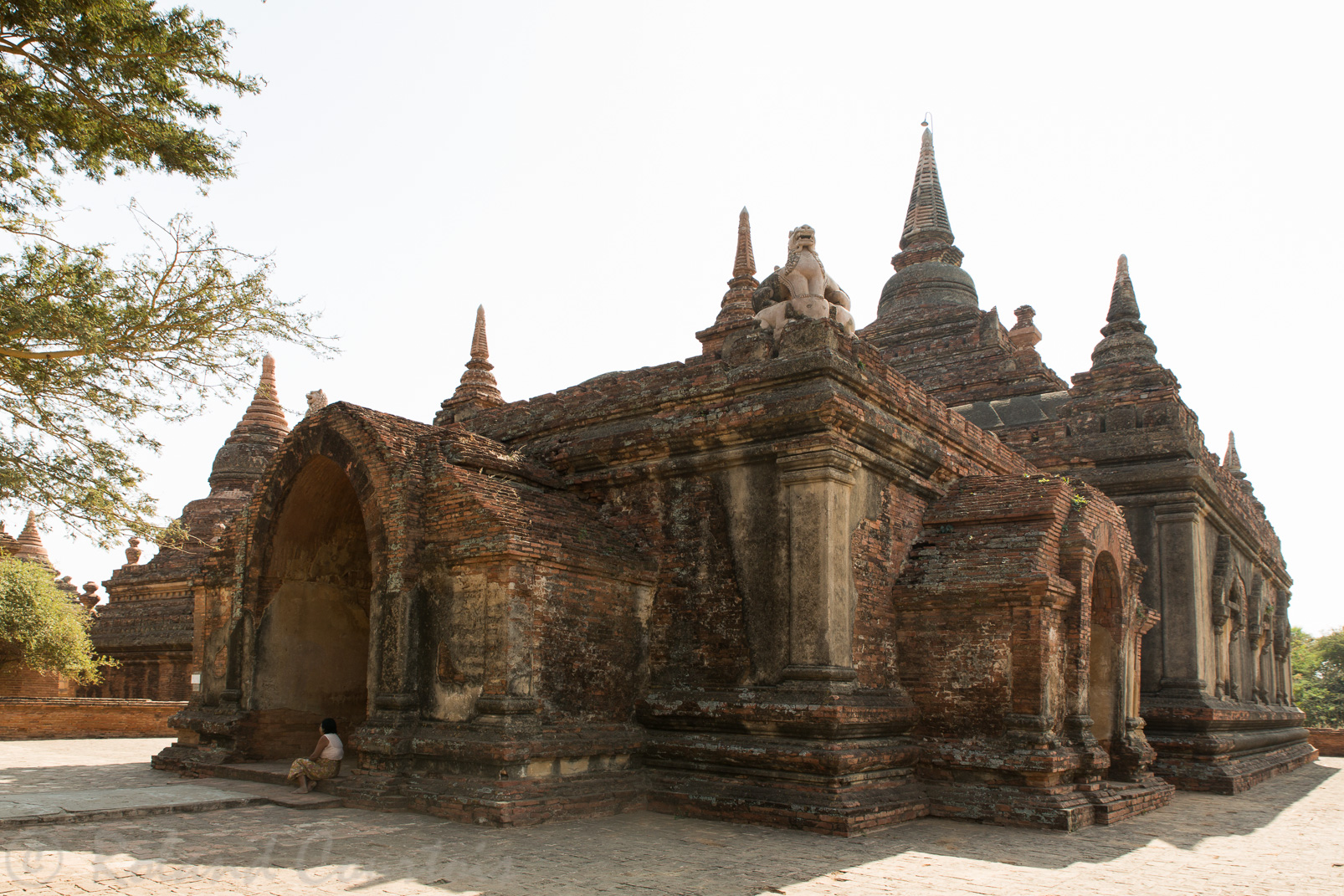 Parmi les temples les plus anciens de Bagan, l’ Abeyadana est composé de deux blocs carrés.