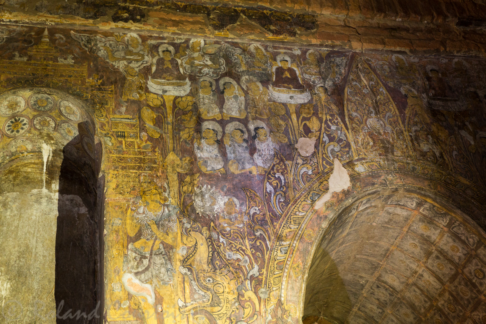 Temple Abeyadana. Les peintures murales représentent des motifs hindouistes.