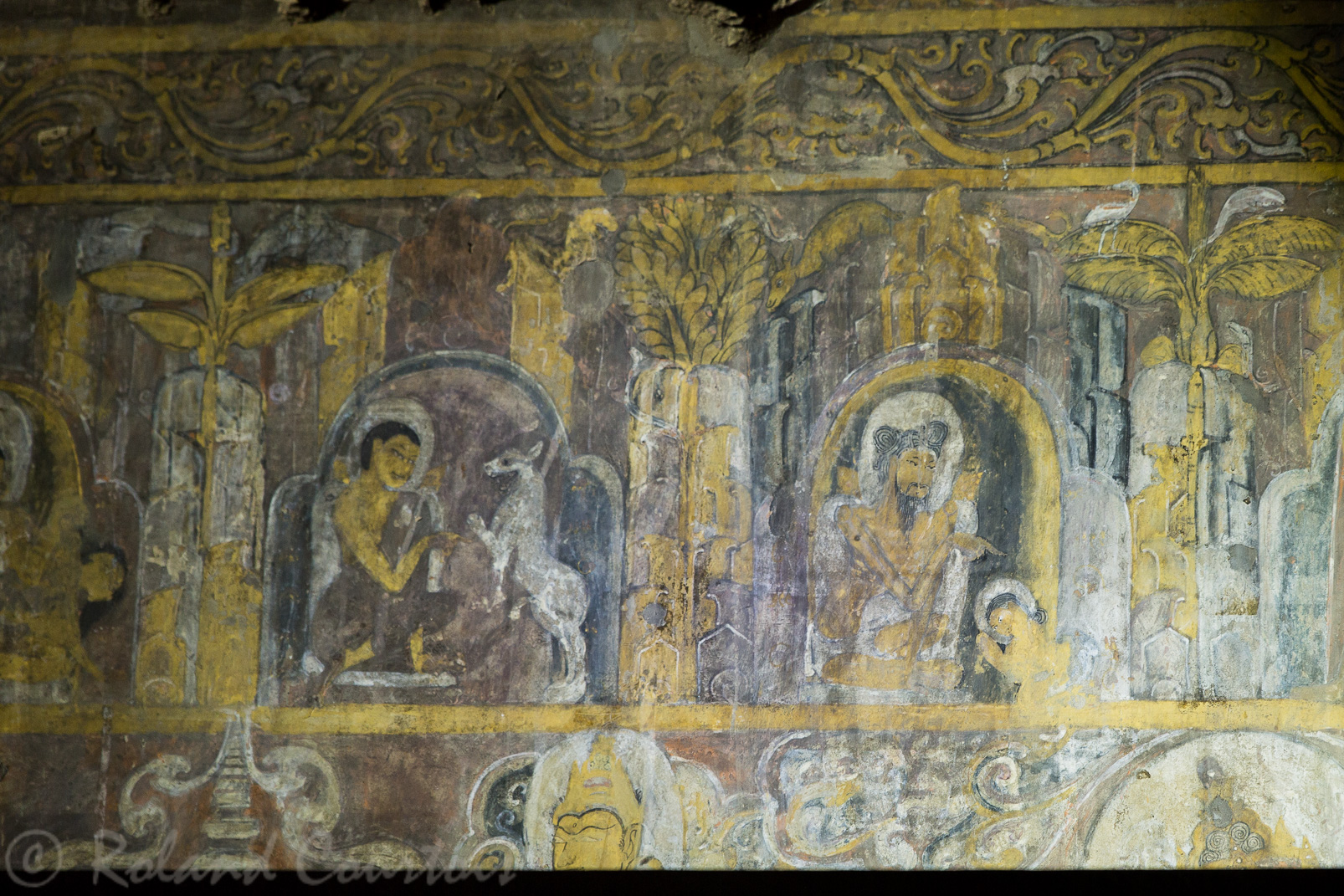 Temple Abeyadana. Les peintures murales représentent des motifs hindouistes.