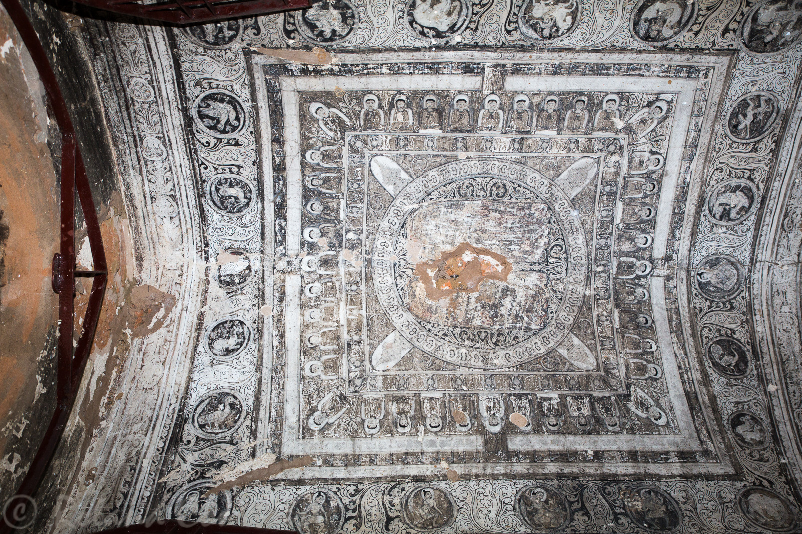 Le monastère Somingyi appartient à la période tardive (13ème siècle). A l’intérieur un mandala avec au centre les pieds du Bouddha